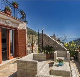 4 bedroom with pool and panoramic sea views near Serrento, sleeps 10